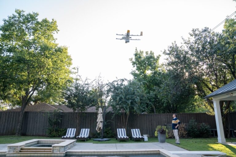 Wing-leveringsdrone flyr over en hage med basseng i et amerikansk boligområde