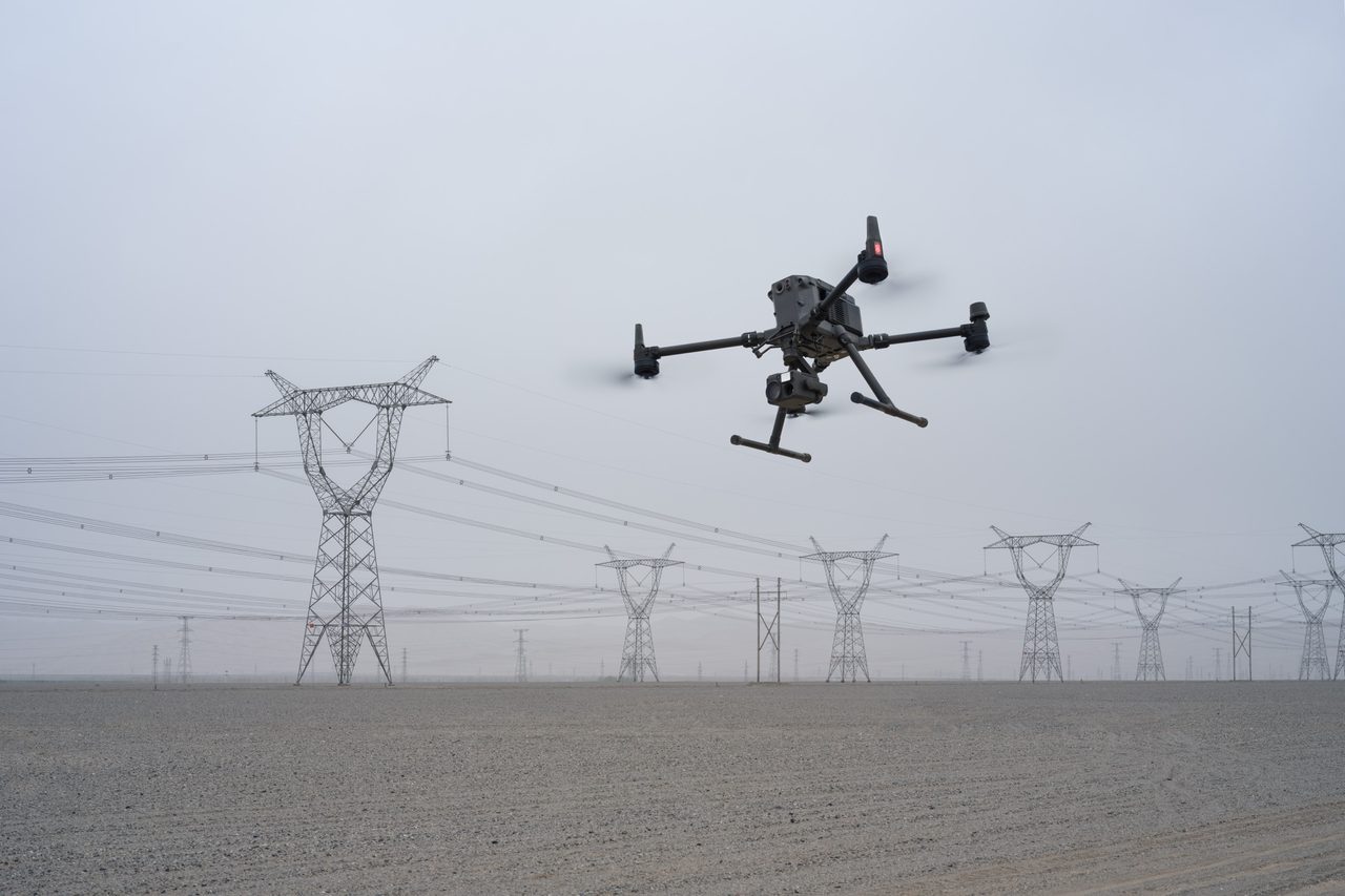 DJI Matrice 350 RTK flyr ved høyspentmaster